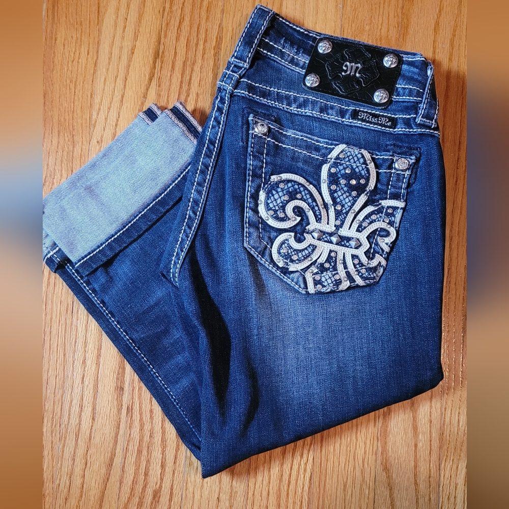 MISS ME Capris Embellished with Pocket Design